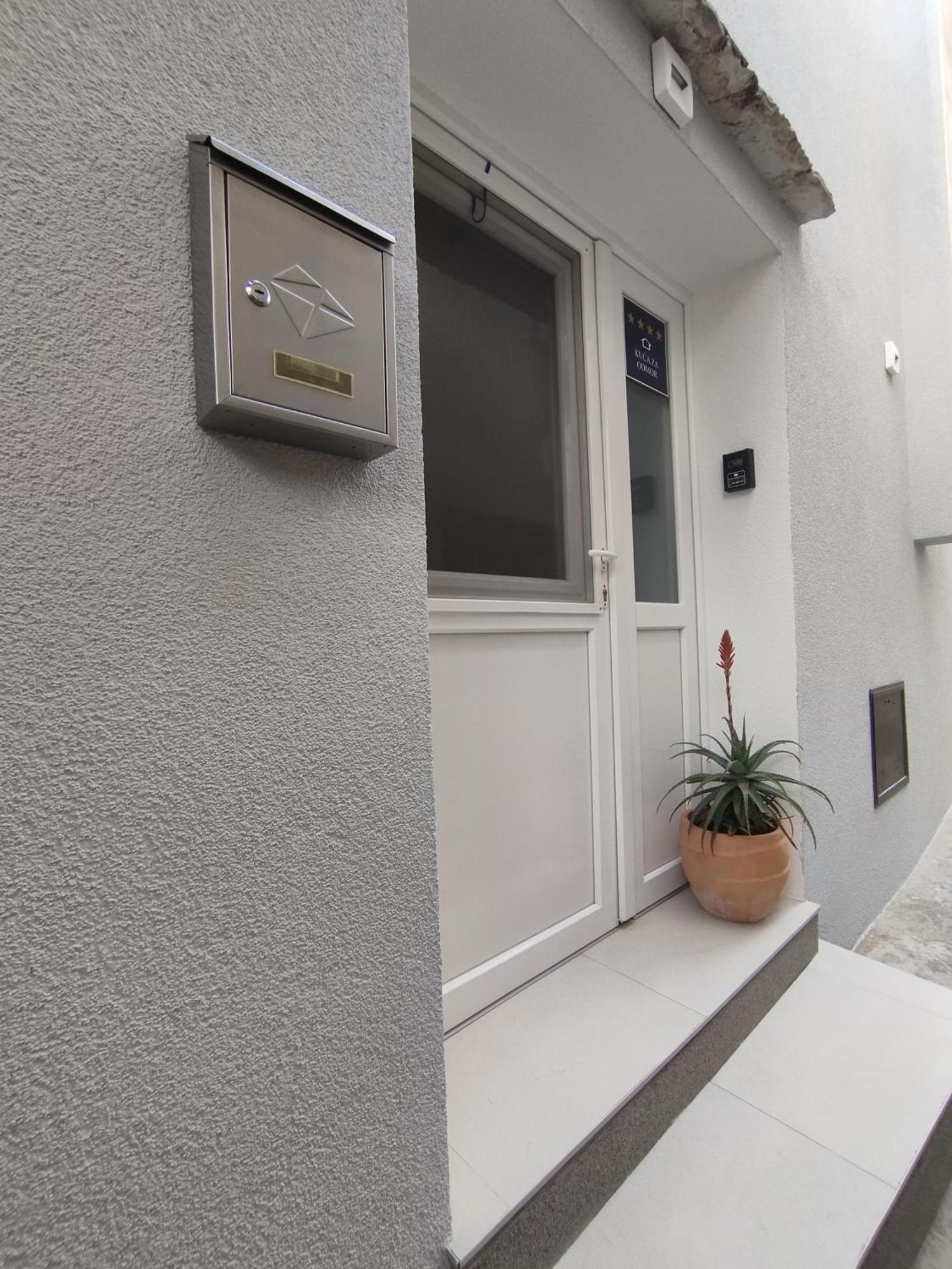 Kuca Za Odmor Eni **** Villa Šibenik Екстериор снимка